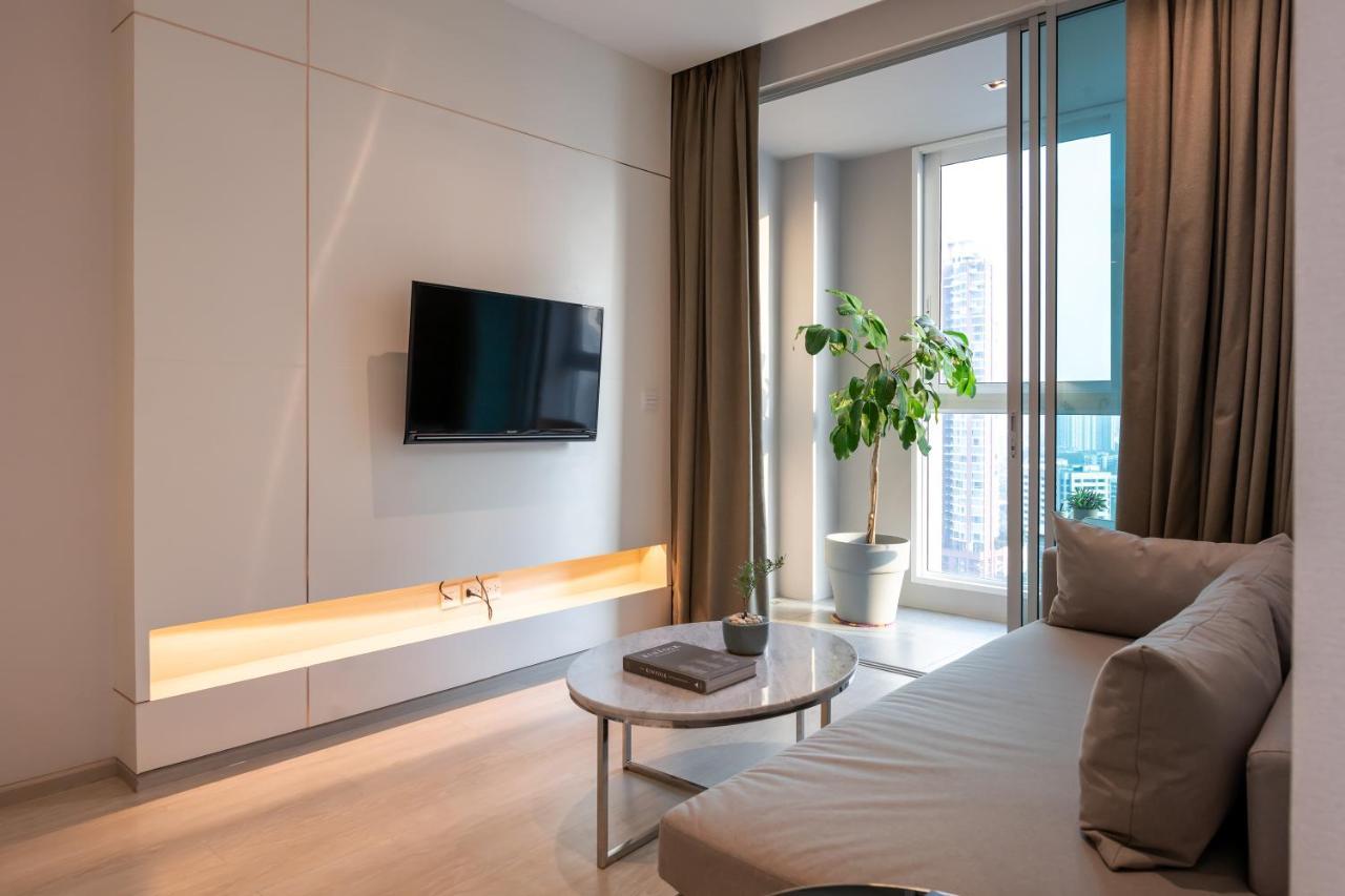 Jasmine 59 Hotel بانكوك المظهر الخارجي الصورة A living room in a serviced apartment in Hong Kong
