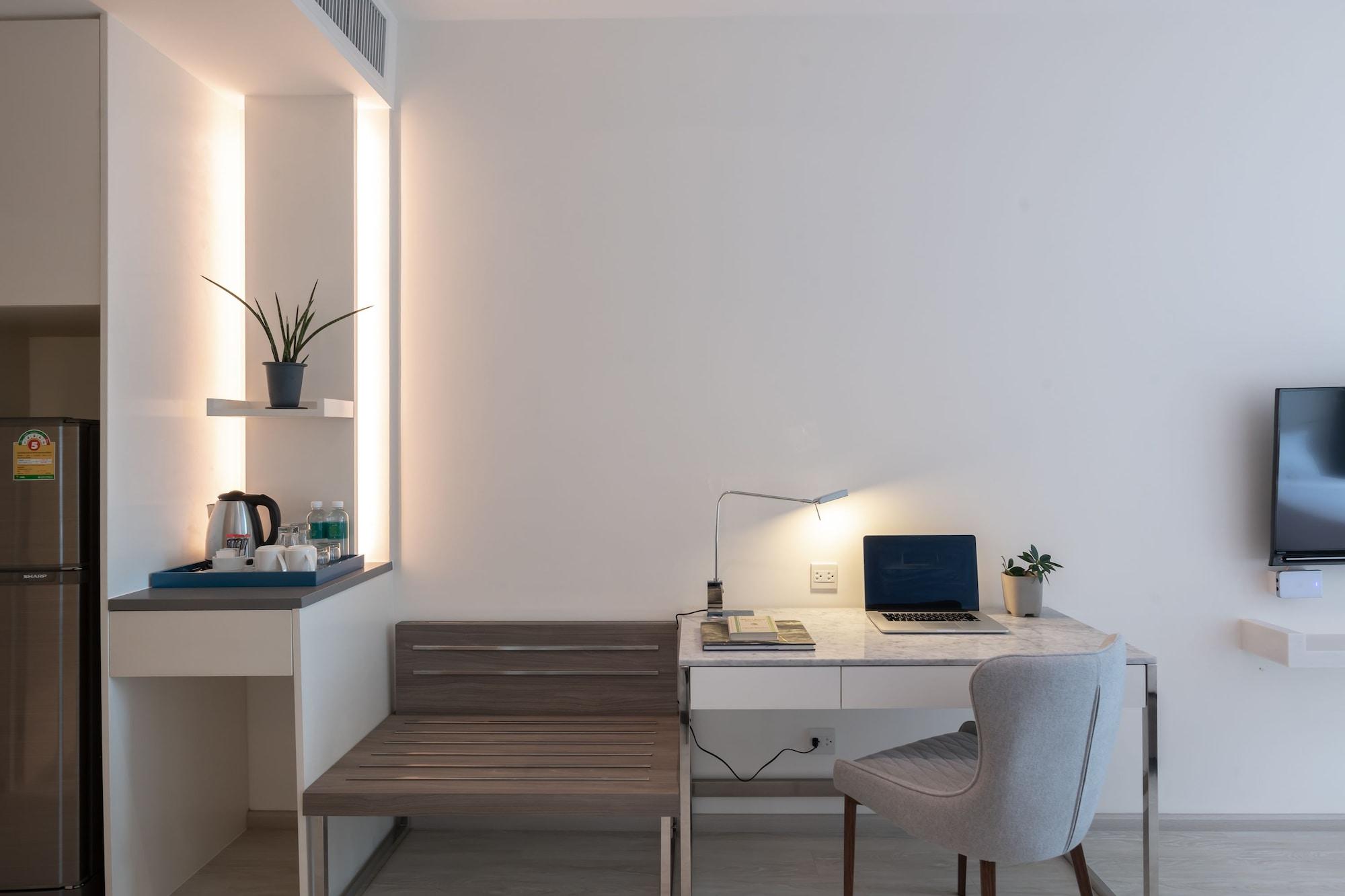 Jasmine 59 Hotel بانكوك المظهر الخارجي الصورة A work desk in a hotel room