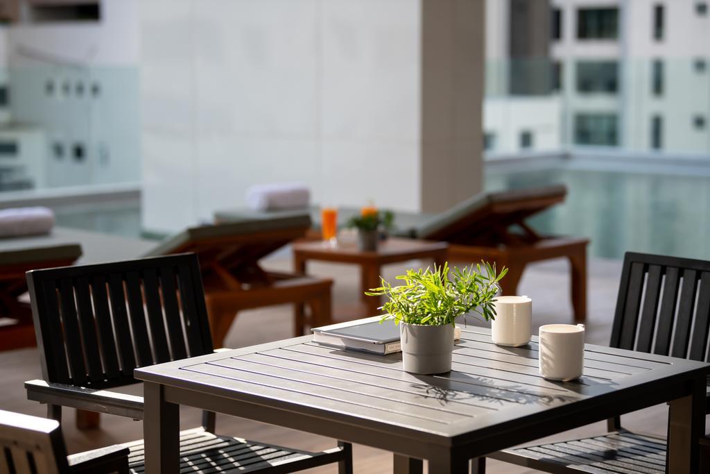 Jasmine 59 Hotel بانكوك المظهر الخارجي الصورة A table and chairs