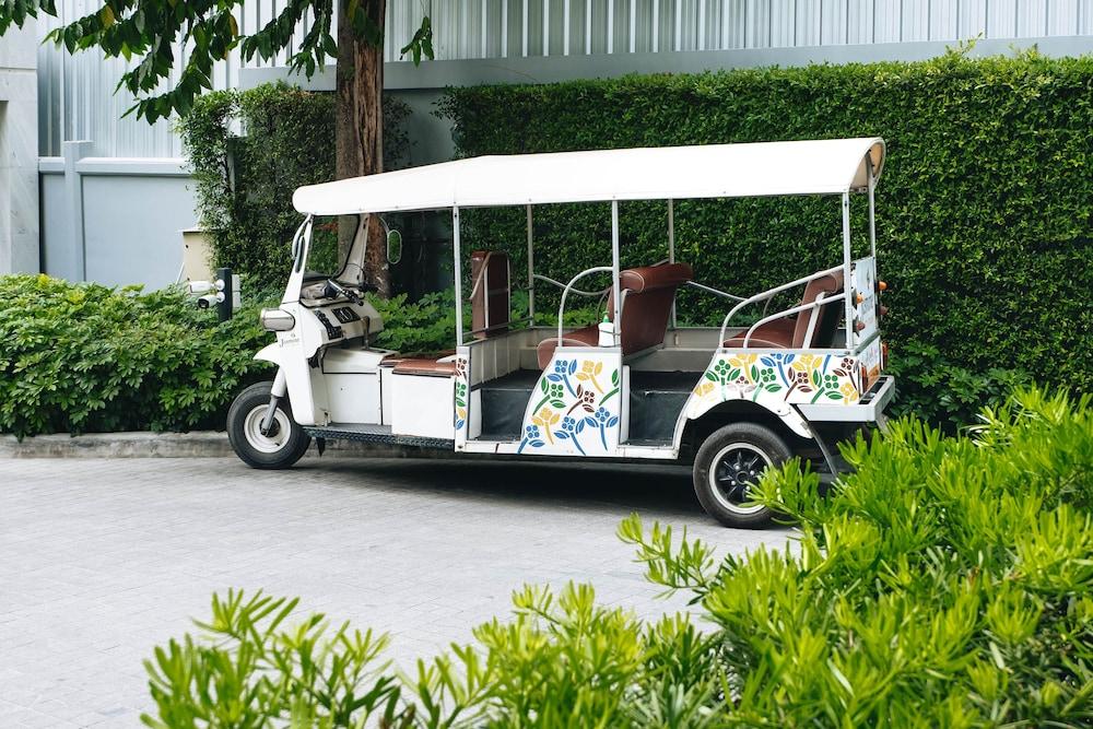 Jasmine 59 Hotel بانكوك المظهر الخارجي الصورة A tuk-tuk in Bangkok