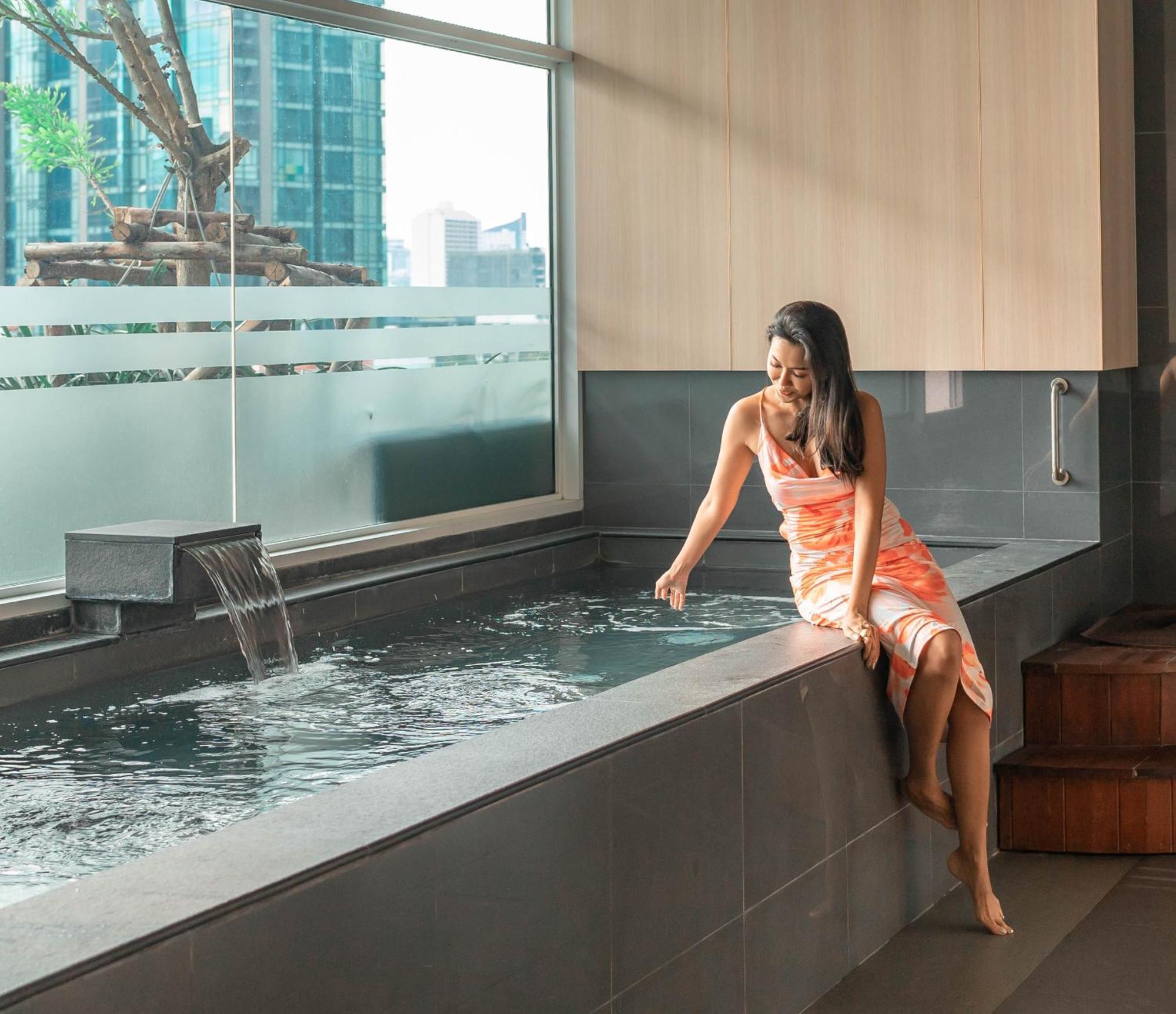 Jasmine 59 Hotel بانكوك المظهر الخارجي الصورة A woman in a modern onsen